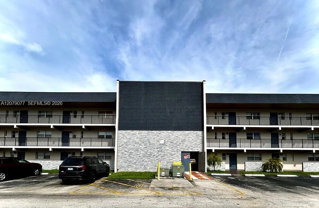Versailles Gardens Condo — Photo 3