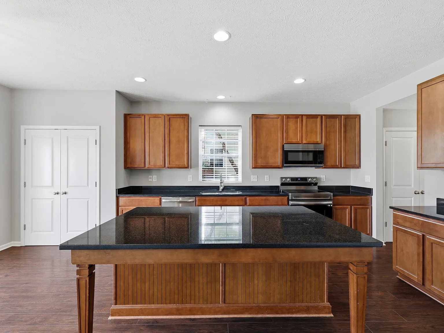 4 bed, 3324 sqft, $2,700 — Photo 2