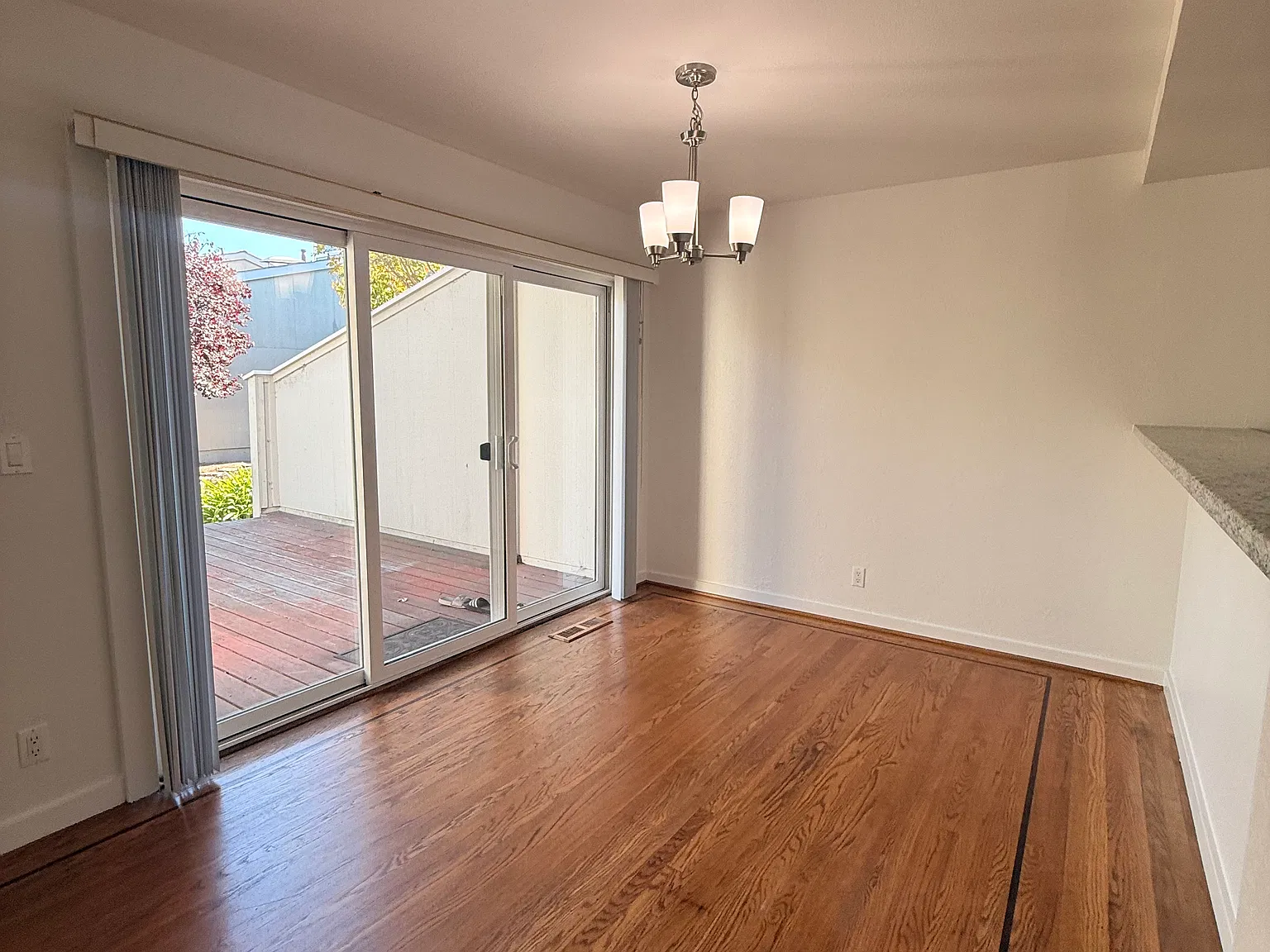 2 bed, 1.5 bath, 1190 sqft, $4,595 — Photo 2