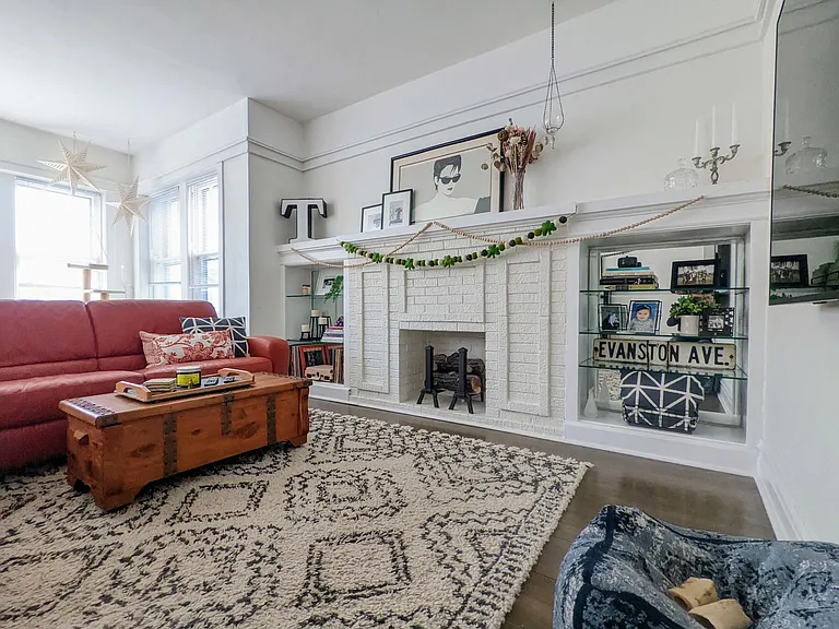 1458 W Belle Plaine Ave — Photo 3