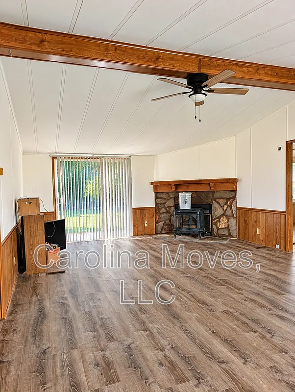 3 bed, 2.0 bath, 1568 sqft, $1,595 — Photo 2