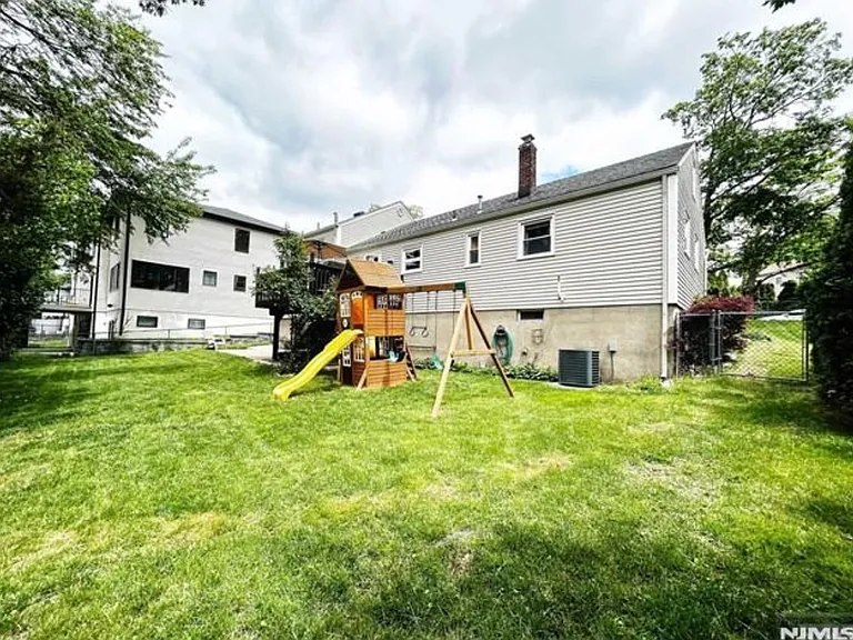321 Maplewood Dr — Photo 24