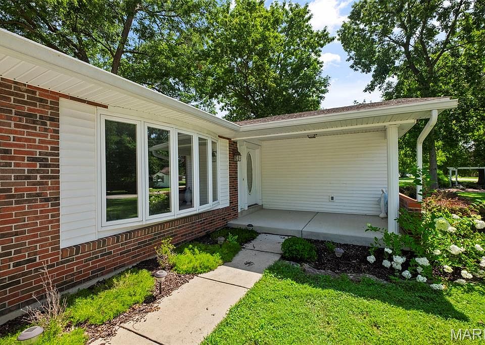 ぽんず　House on the hill 1420 Church St, Portage Des Sioux, MO 63373 | Zillow