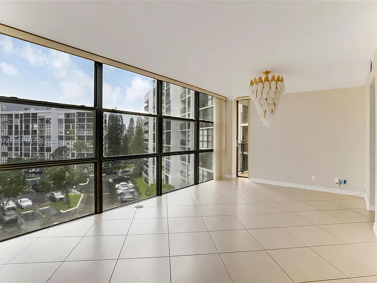 1000 Parkview Dr #614 — Photo 8