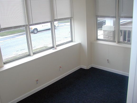 3 season room great for added living space!