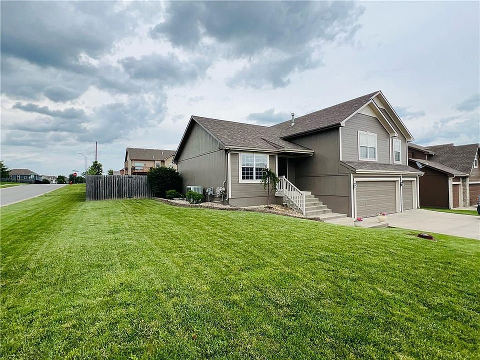 1st image of 906 NW Hawthorn Ct