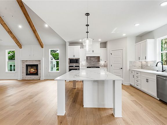 4th image of 811 N Mount Olive