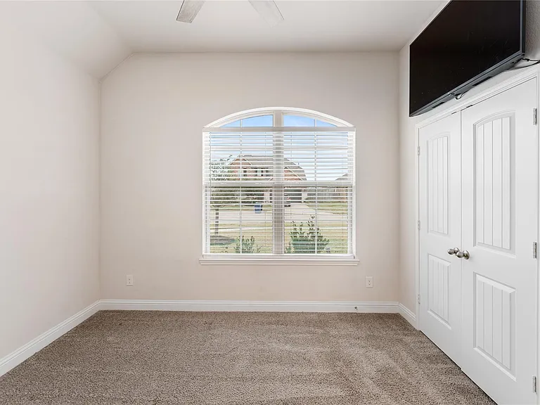 7623 Water Glen Ln — Photo 8