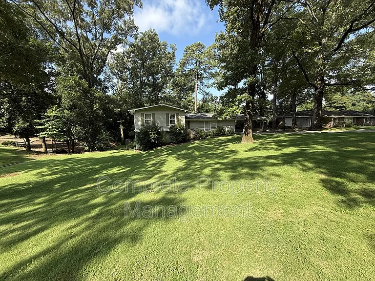 3153 Woodhaven Dr — Photo 3