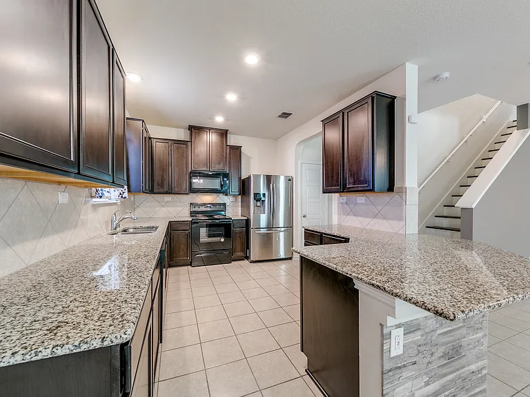 2423 Lazo Smt — Photo 20
