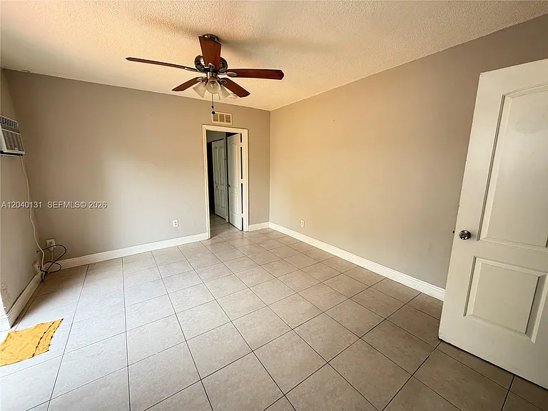 6012 SW 38th St #4 — Photo 3