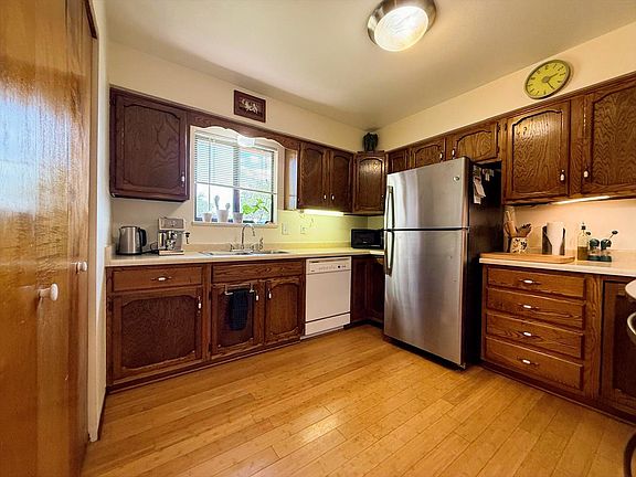 5th image of 643 Pinewood Ct