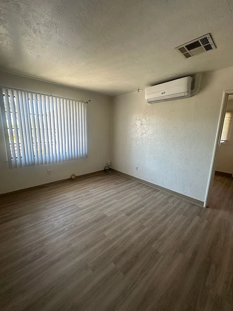 Charming 1-Bedroom Apartment in Short Acres — Photo 3