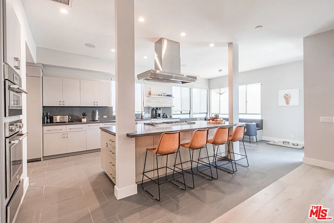 4 bed, 6.0 bath, 4100 sqft, $21,000 — Photo 4