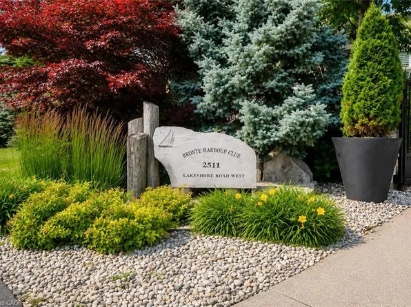 2511 Lakeshore Rd W #216, Oakville, ON L6L 6L9
