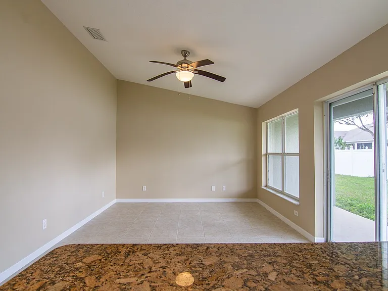 402 Bridgewater Ct — Photo 5