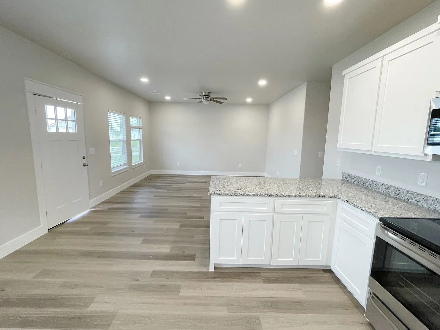 Cozy 3 bed, 2 bath close to downtown — Photo 2