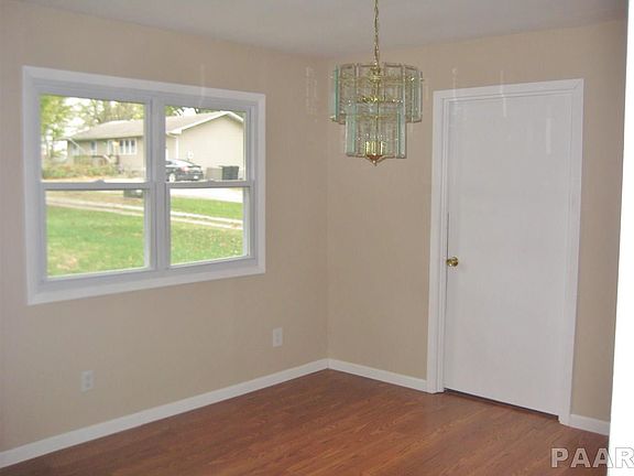 5th image of 106 N Behrens Ave