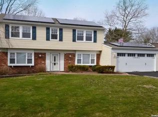 4 Teak Ct, Lake Grove, NY 11755