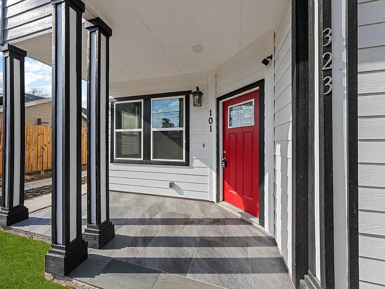 323 Gabriel St #101 — Photo 4