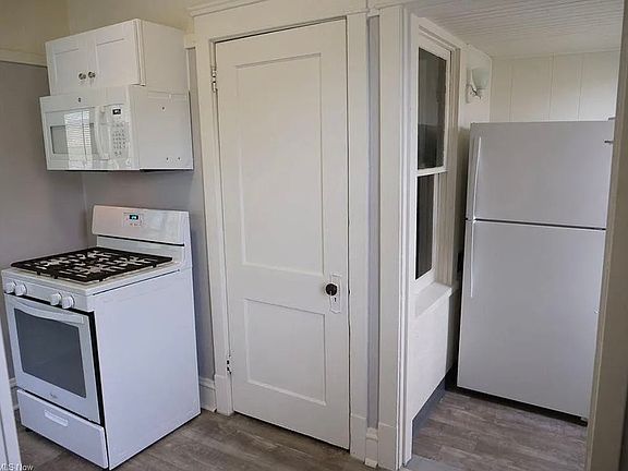 3rd image of 1290 Gladys Ave