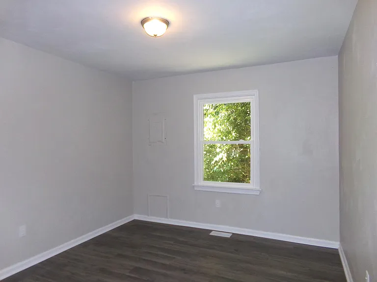 415 W 32nd St — Photo 13