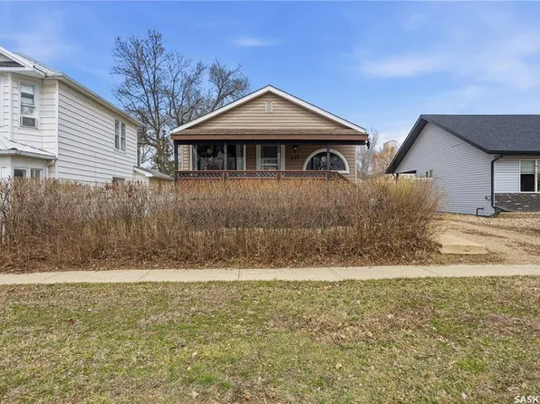 231 5th AVENUE W, Gravelbourg, SK S0H 1X0