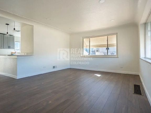 3rd image of 2000 Irving St