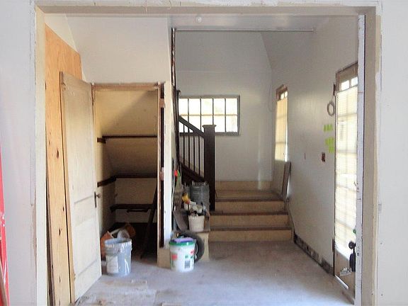 3rd image of 1723 E Gadsden St