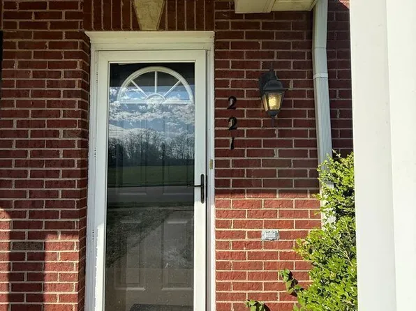 221 John Sutherland Dr, Nicholasville, KY 40356