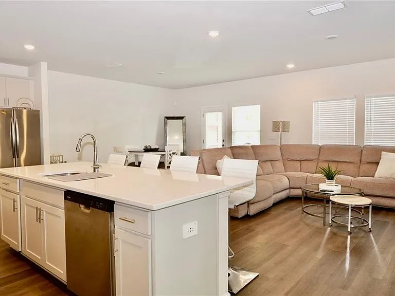 733 Gabby Point SW — Photo 6
