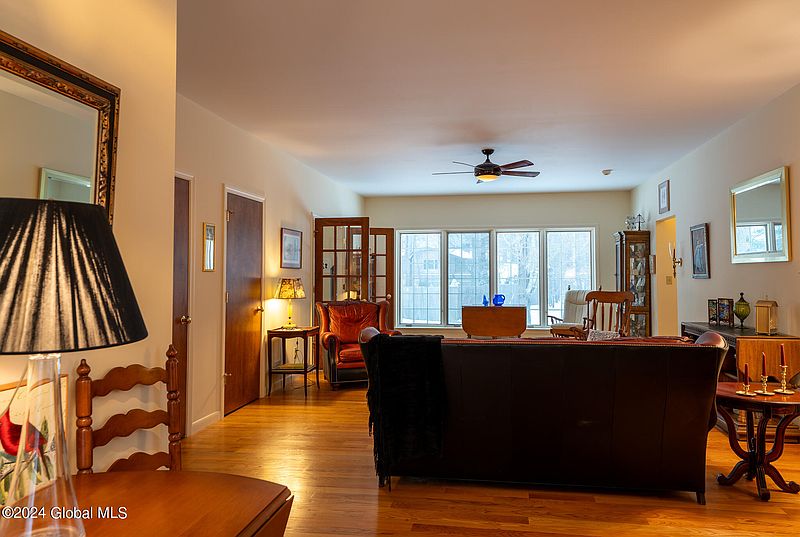 4th image of 10 Fieldstone Drive