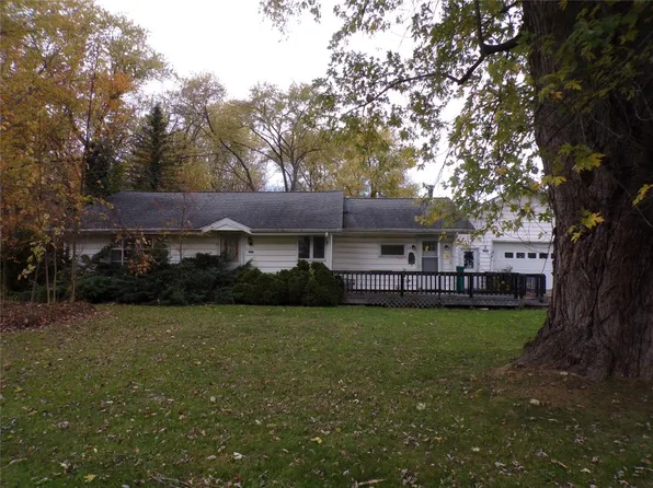 10040 Peach St, Girard, PA 16417