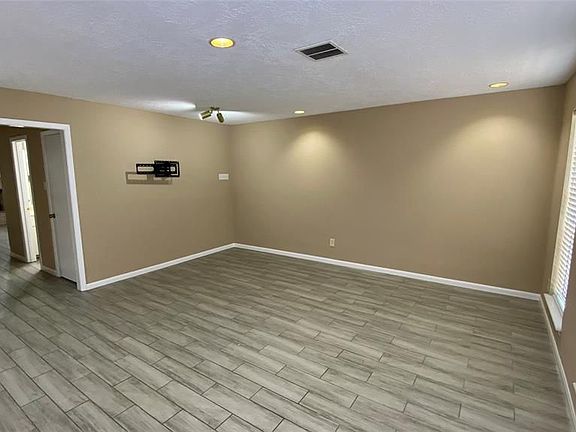 2nd image of 5633 Sheraton Oaks Dr