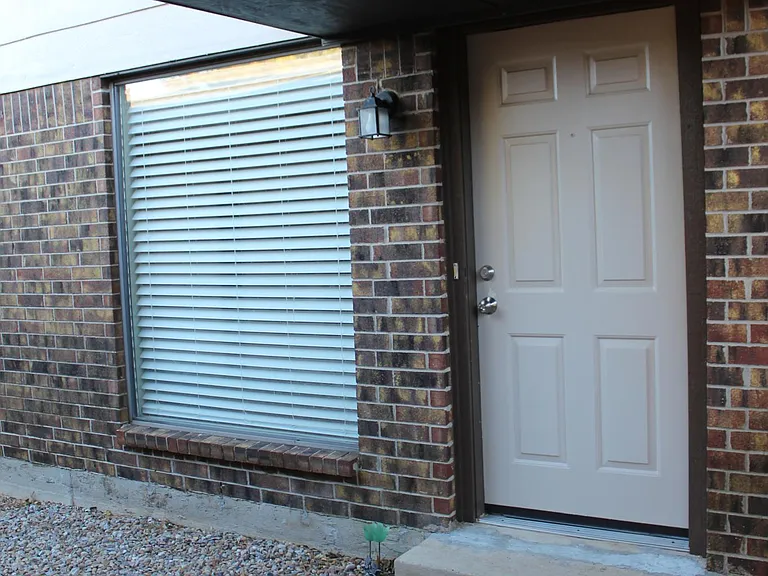 1336 Eastgate Dr — Photo 2