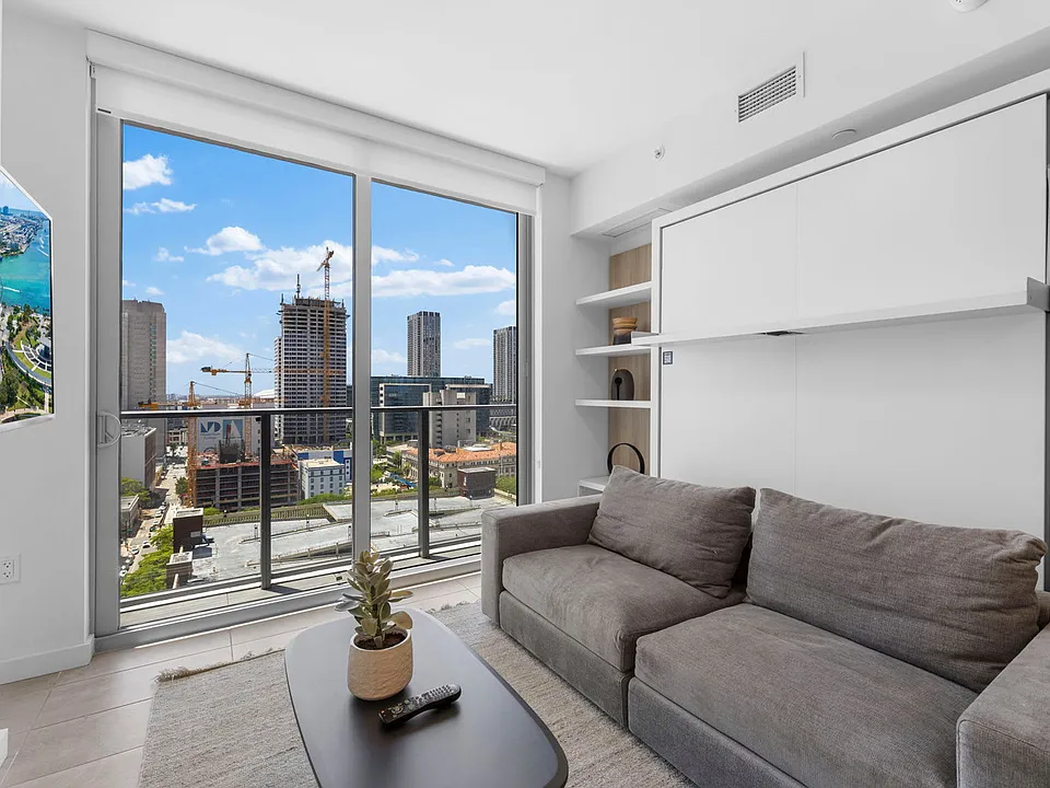 227 NE 2nd St #18-ID1022588P