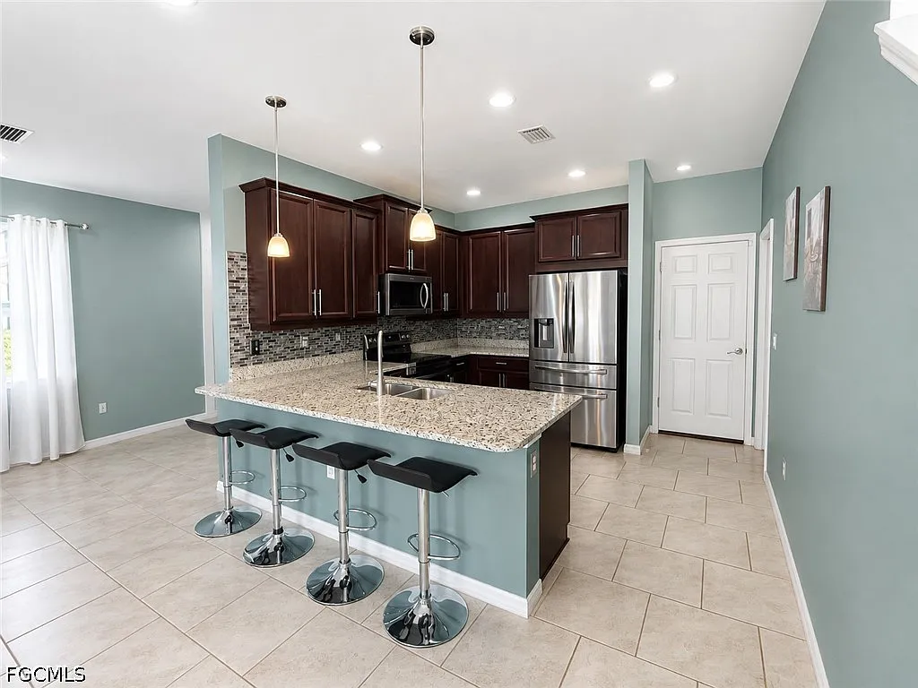 3 bed, 2.5 bath, 2033 sqft, $2,350 — Photo 3