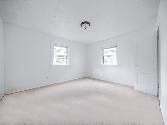 3rd image of 402 Chicago Ave