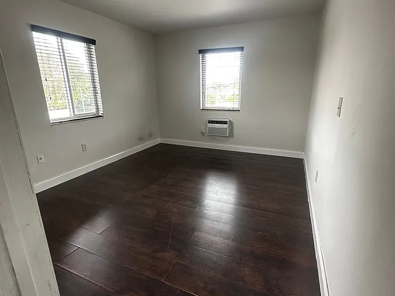 2401 SW 22nd St — Photo 9