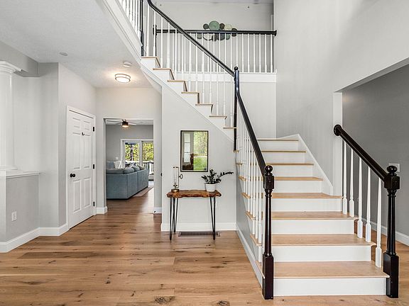 3rd image of 8 Danbury Court