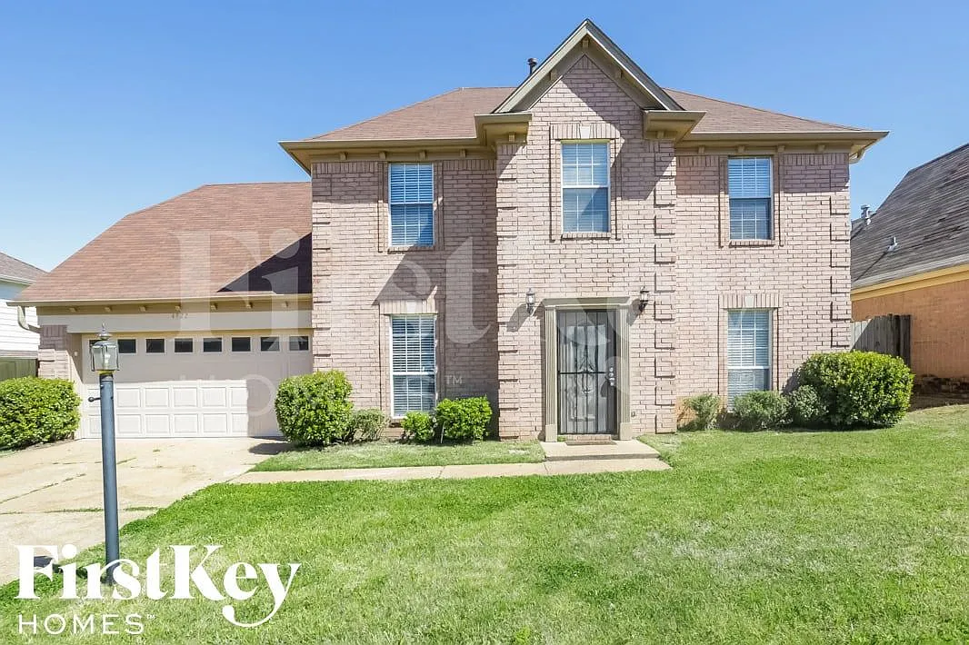 3 bed, 2.5 bath, 2319 sqft, $2,135 — Photo 1