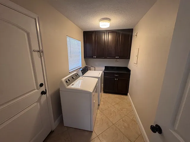 Updated 2 Bedroom 1 Bath unit with private and fenced backyard — Photo 3