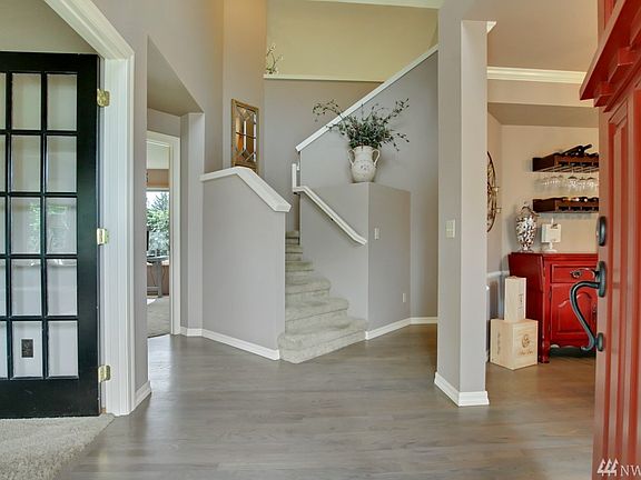 Bright and Light Entry with vaulted celings make for a grand entrance!