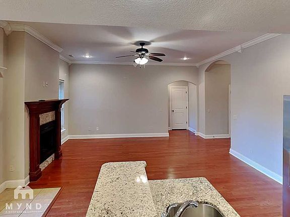 5th image of 102 NE Larkspur Ln