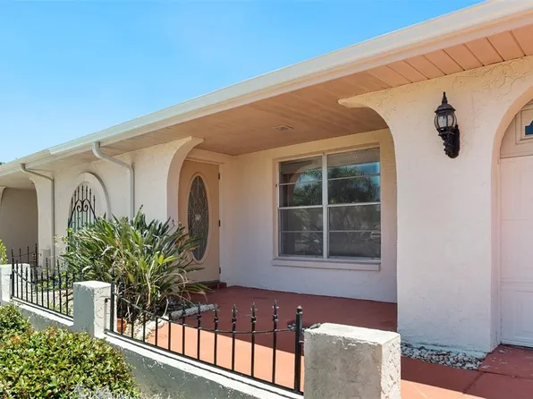 1027 Bluewater Dr, Sun City Center, FL 33573