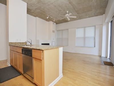 3rd image of 1122 W Catalpa Ave #406