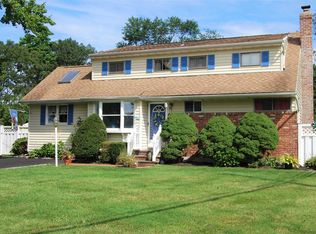 8 Applewood Rd, Saint James, NY 11780