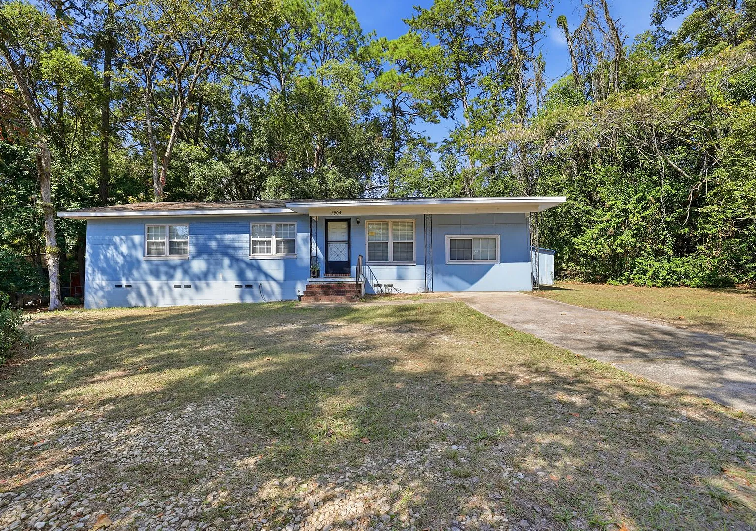 4 Bedroom House with Back Deck — Photo 1