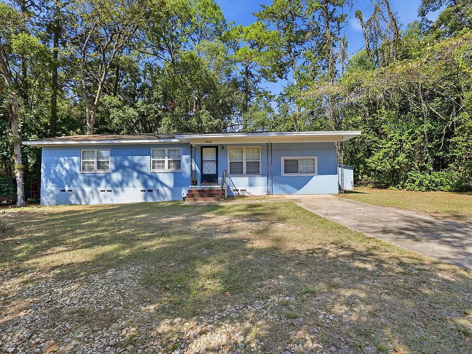 1904 Dahlia Dr