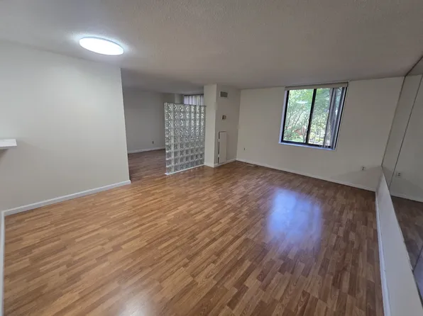 133 Harmon Cove Tower image 8 of 40